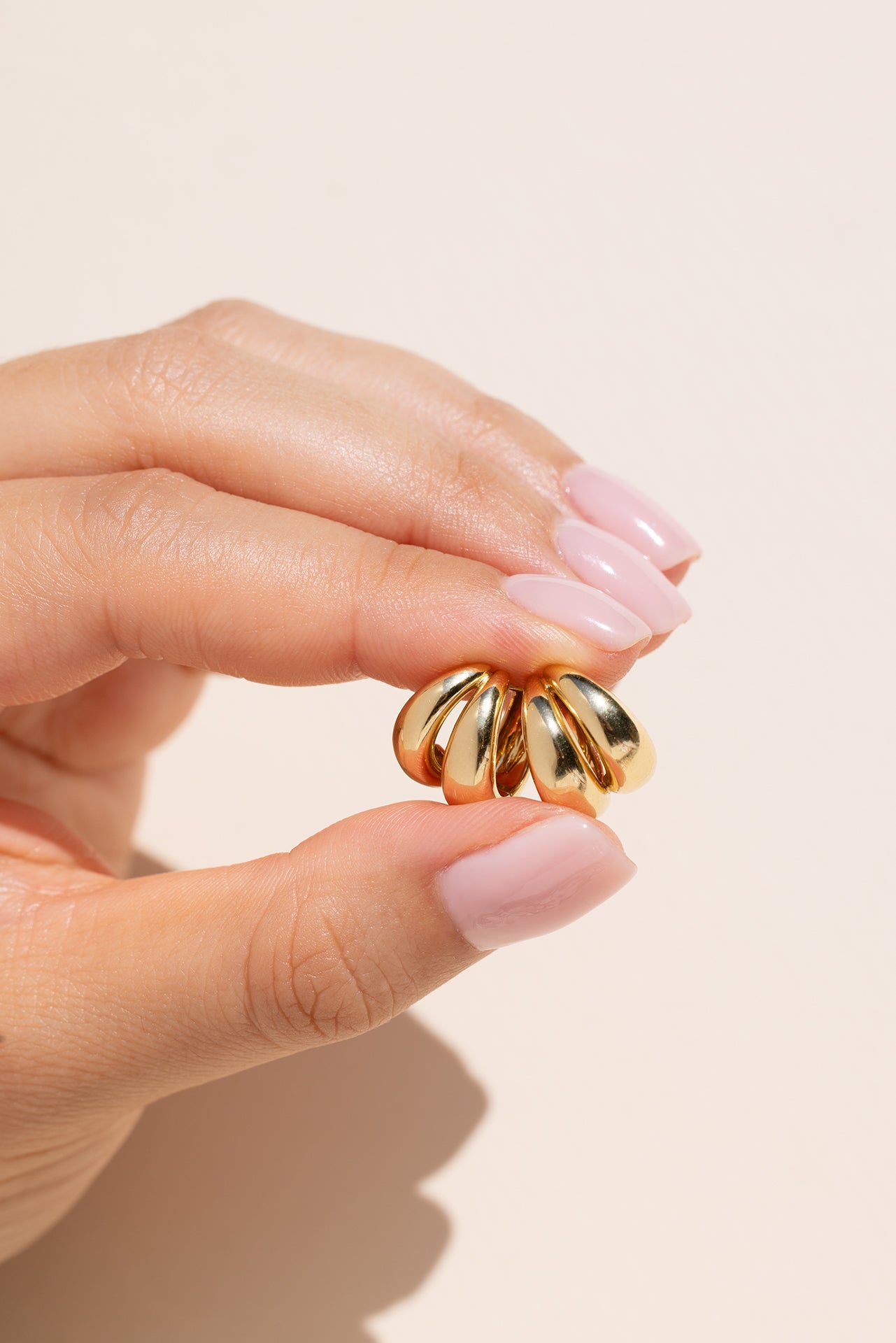 18k yellow gold 9.5mm double tapered hoops