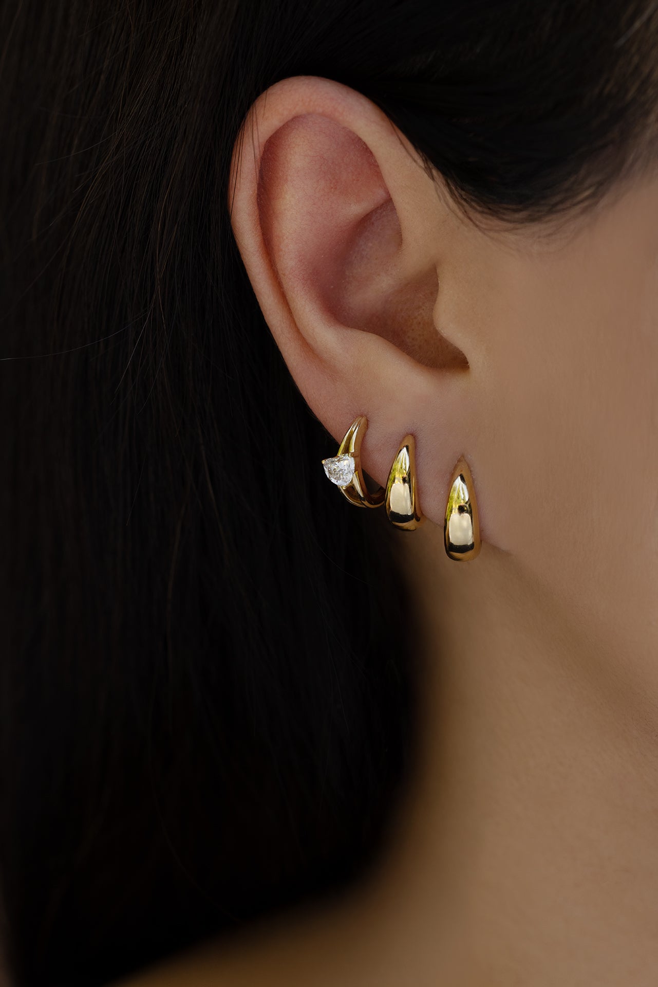 18k yellow gold 9.5mm hoop with diagonal heart diamond center and 2 units of 18k yellow gold 9.5mm signature tapered hoops