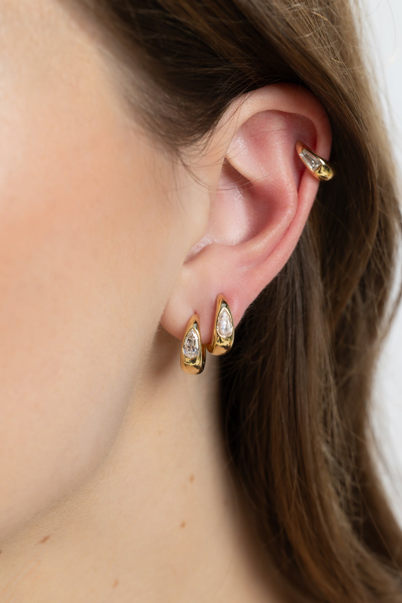9.5MM STEP-PEAR DIAMOND INSET HOOP