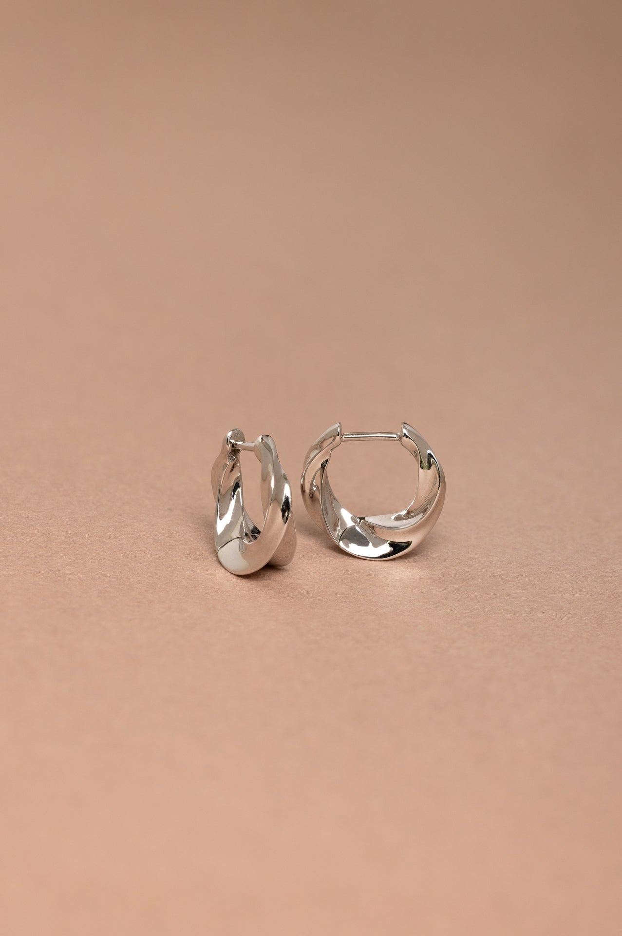 18k white gold 9.5mm swirl tapered hoop