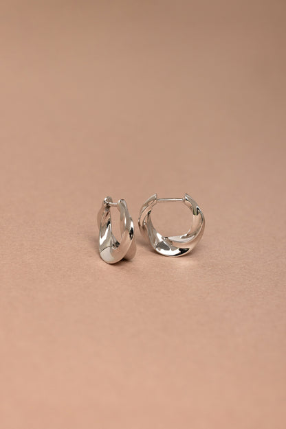 18k white gold 9.5mm swirl tapered hoop