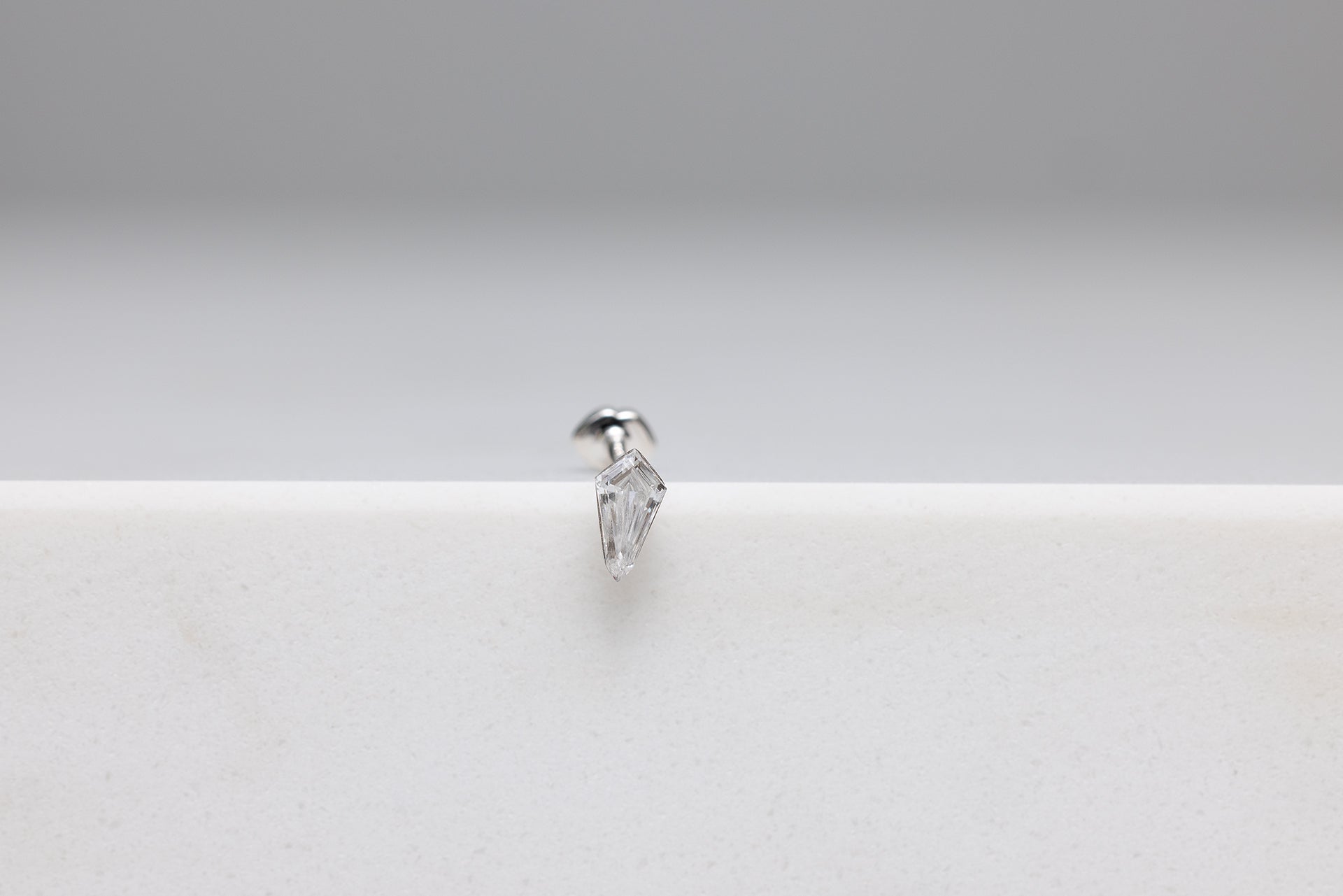 18k white gold floating kite diamond stud with lip motif flat back