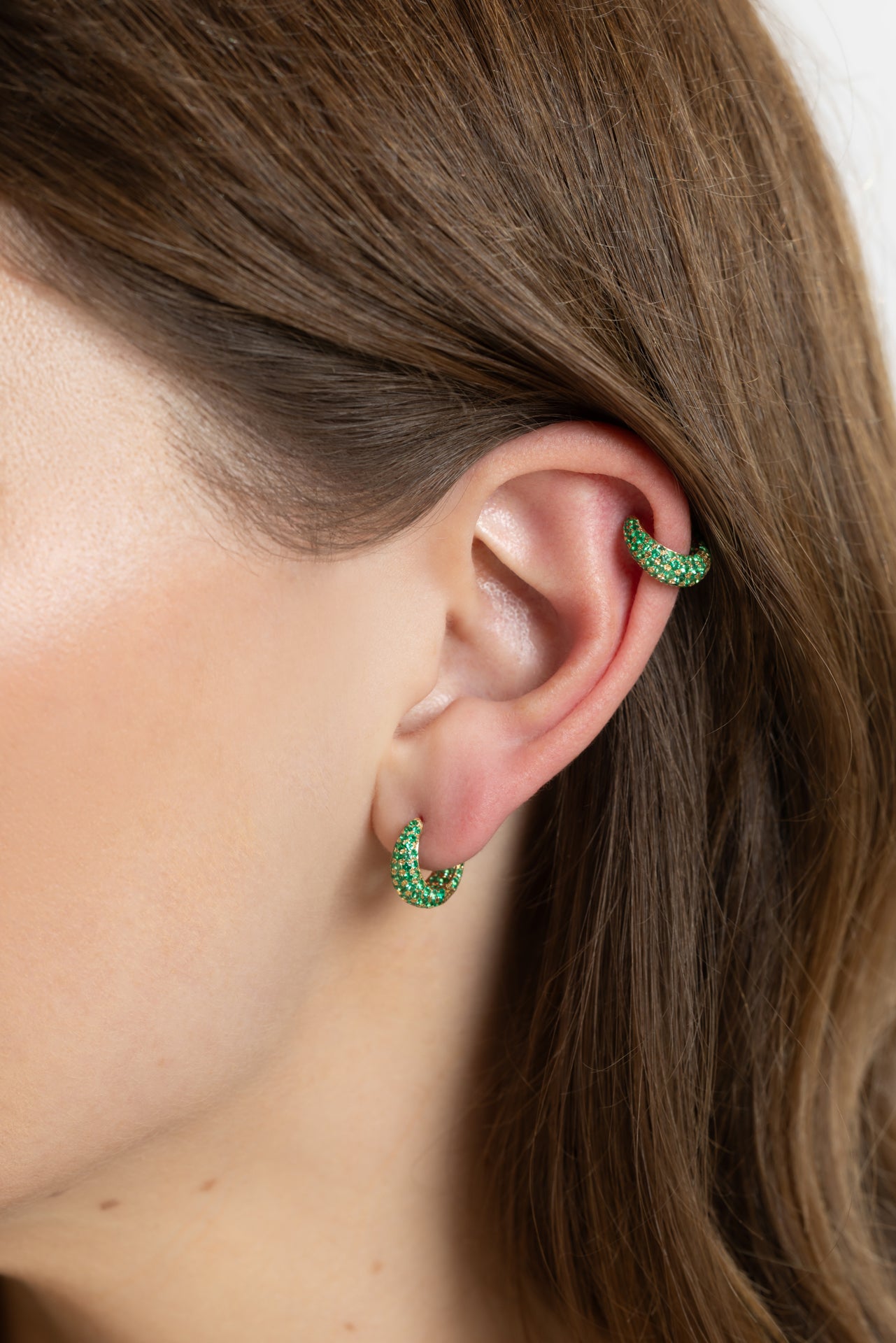 8MM EMERALD ENCRUSTED TAPERED HOOP