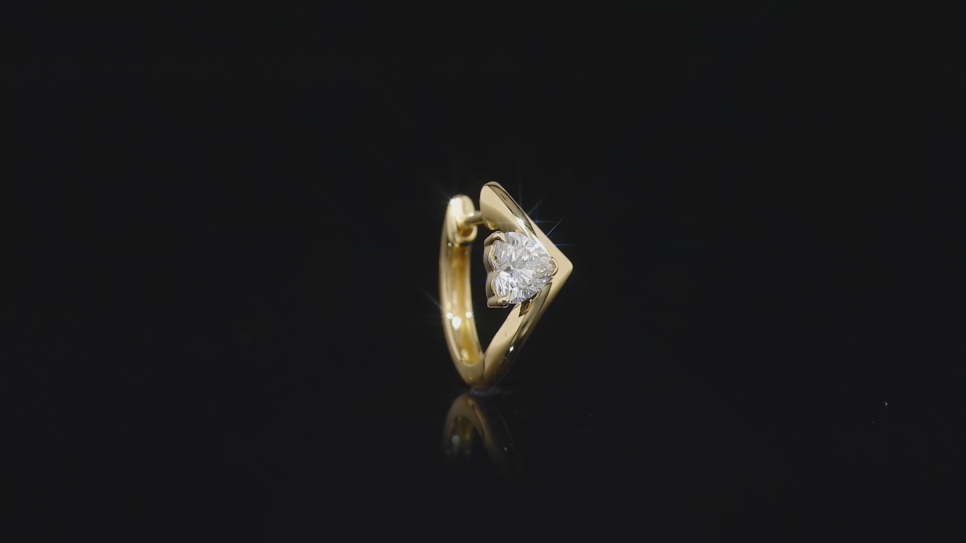 18k yellow gold 9.5mm Viv hoop with heart diamond center